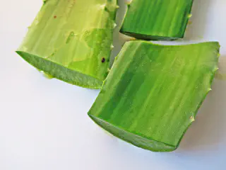 How to Apply Aloe Vera on the Face